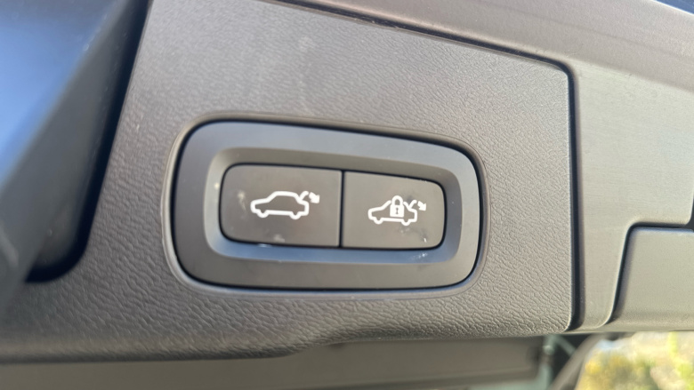 Volvo XC60 2.0 T8 [455] RC PHEV Ultimate Dark 5dr AWD Gtron Estate